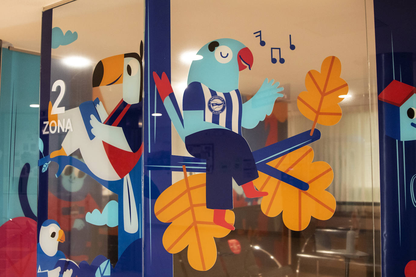 Fotos: El Baskonia y el Alavés dan color al área de pediatría de Txagorritxu