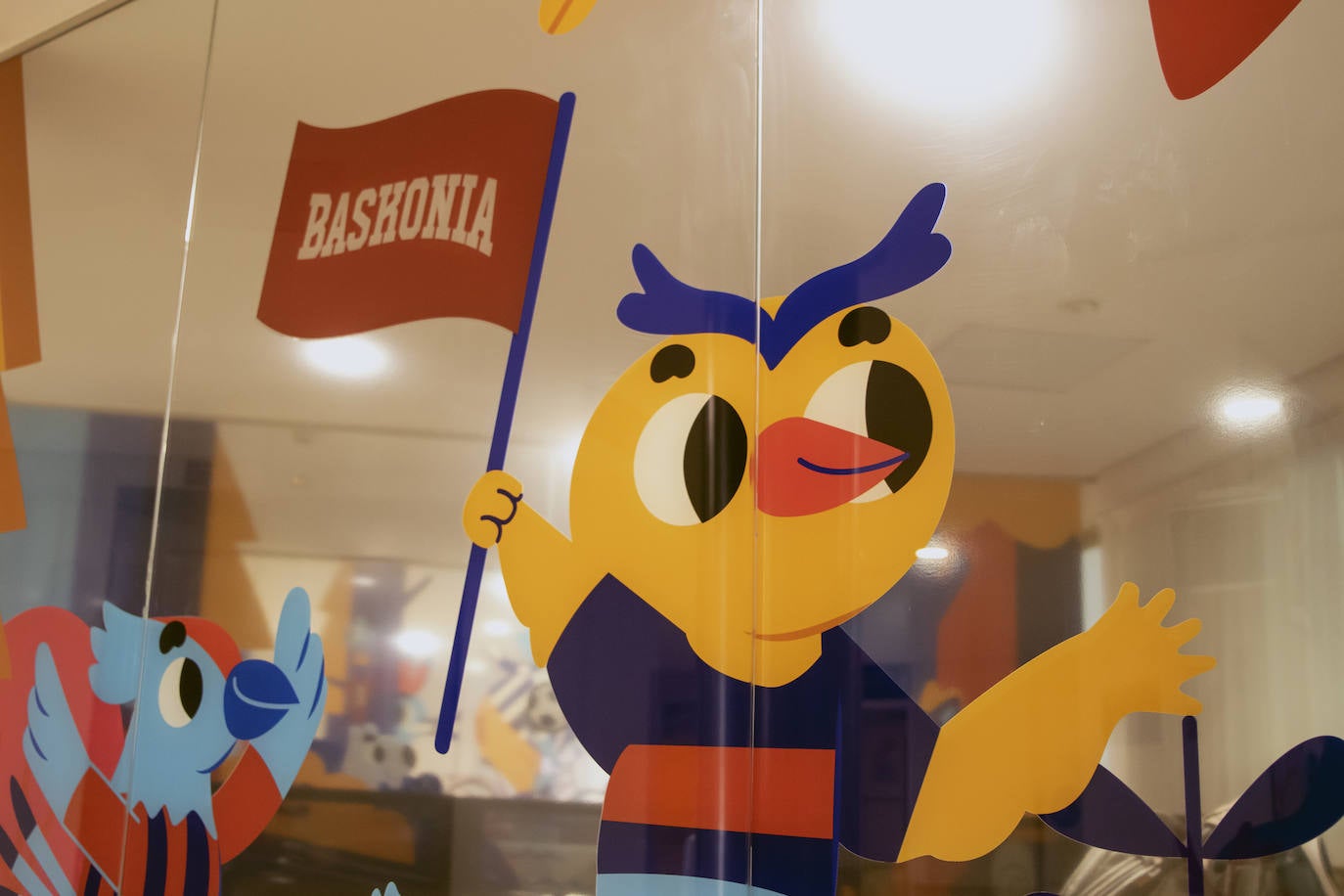 Fotos: El Baskonia y el Alavés dan color al área de pediatría de Txagorritxu