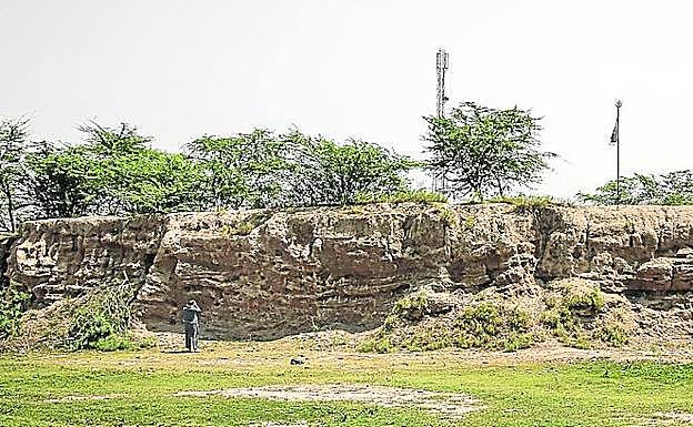 Imagen principal - Un explorador alavés descubre la posible tumba del caballo de Alejandro Magno