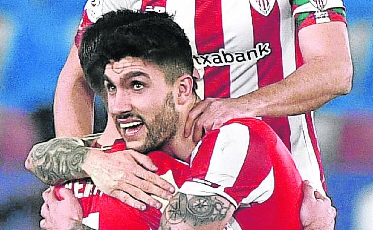 Nuñez y Yeray celebran el pase a la final copera tras ganar al Levante.