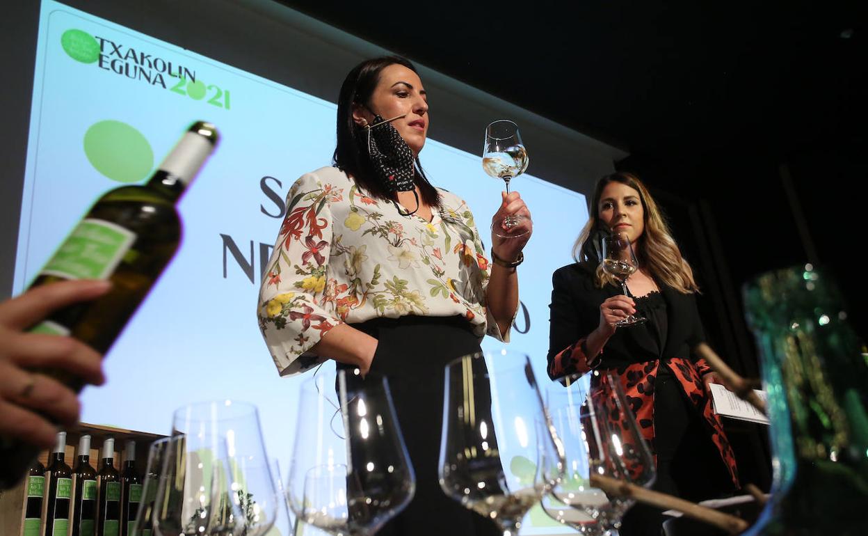 La sumiller Nerea Cuenco, durante el acto de presentación de la nueva cosecha. 