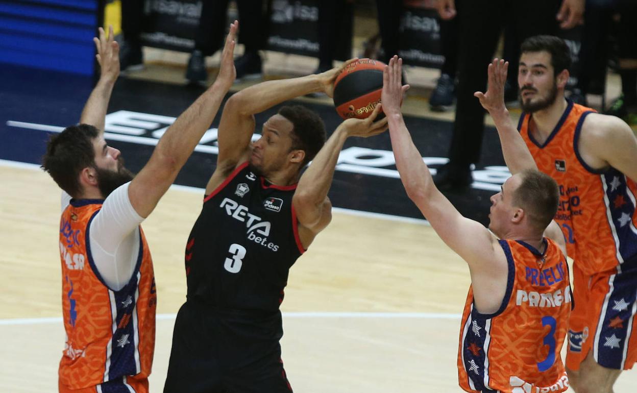 Brown, rodeado de varios rivales en Valencia.