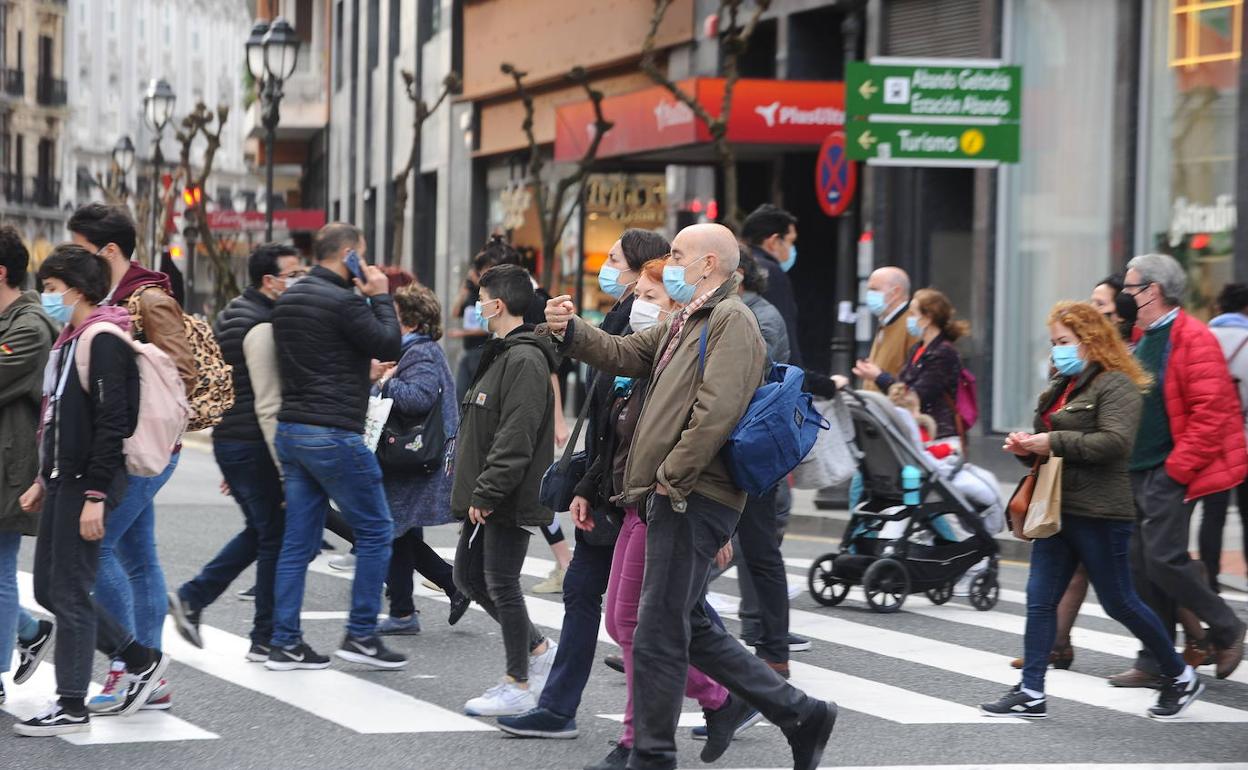 Personas caminan por el centro de Bilbao. 