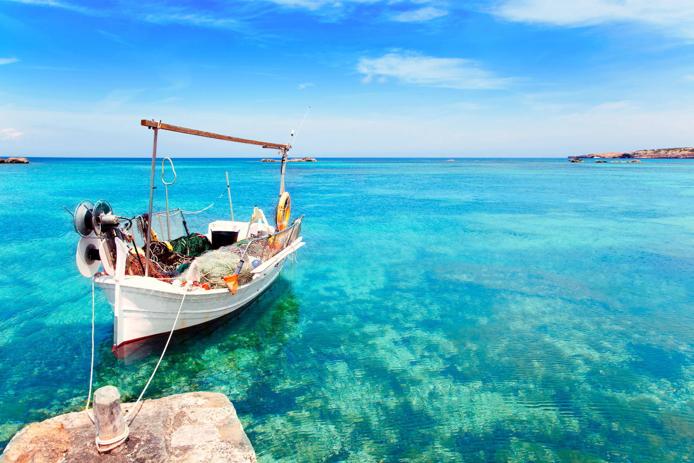 5.- Formentera (Islas Baleares) | 4200 Búsquedas/mes. Pequeño tesoro en pleno Mediterráneo lejos del bullicio y ajetreo de sus islas vecinas de Mallorca e Ibiza. Cuenta con tan solo 82 kilómetros cuadrados, pero son suficientes para seducir al turista con su riqueza natural y paisajística; playas de arena blanca, aguas cristalinas, paisajes de ensueño y una deliciosa gastronomía a base de pescado y marisco. Lo que no te puedes perder, según Holidú: Playa de ses illetes, Mirador de Formentera y Mercados tradicionales. 