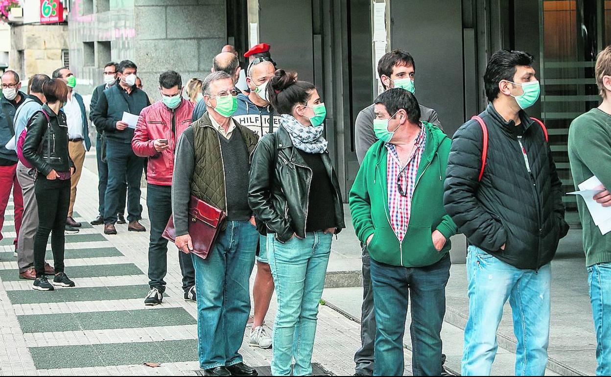 Cola frente a las oficinas de la Hacienda alavesa para hacer la declaración de la renta. 