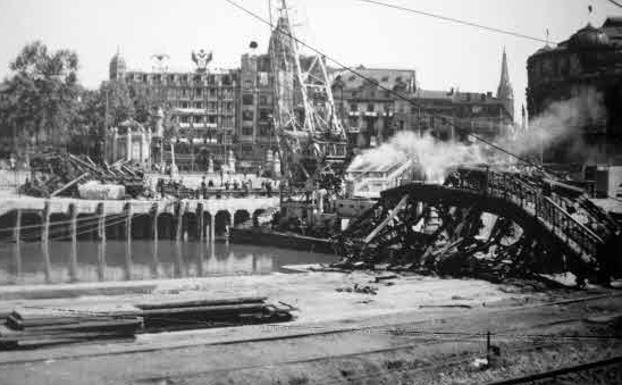 Restos del Puente del Arenal tras su destrucción en 1937