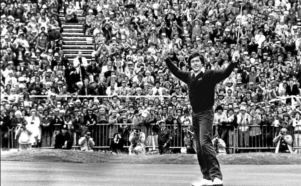 Severiano Ballesteros celebra su victoria en el Open Británico en julio de 1979. 
