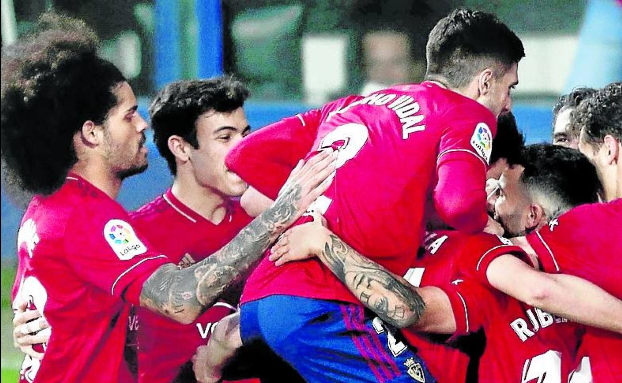 Los jugadores de Osasuna celebran un gol. 