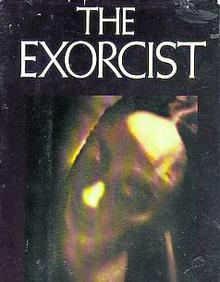 Imagen secundaria 2 - Realidad y ficción. Recorte de prensa de la primera página de 'The Washington Post' del 20 de agosto de 1949, y portada de la novela. Abajo, William Peter Blatty en 'la escalera del exorcista', en Georgetown. 