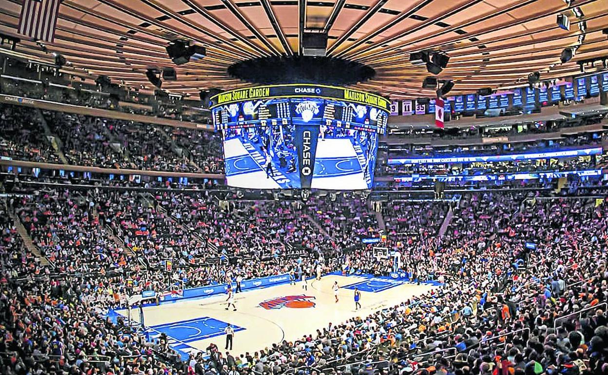 Vista panorámica de un abarrotado Madison Square Garden durante un choque de los New York Knicks. 