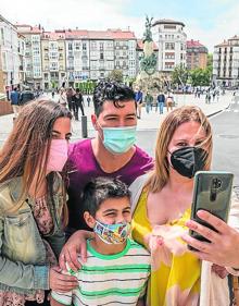 Imagen secundaria 2 - Eva Estévez y Sara Santiago pararon en Labastida antes de pisar Haro. / Elisa Fernández de Larrea visitó Ezcaray / Los turistas se volvieron a llevar un 'selfie' de Vitoria.