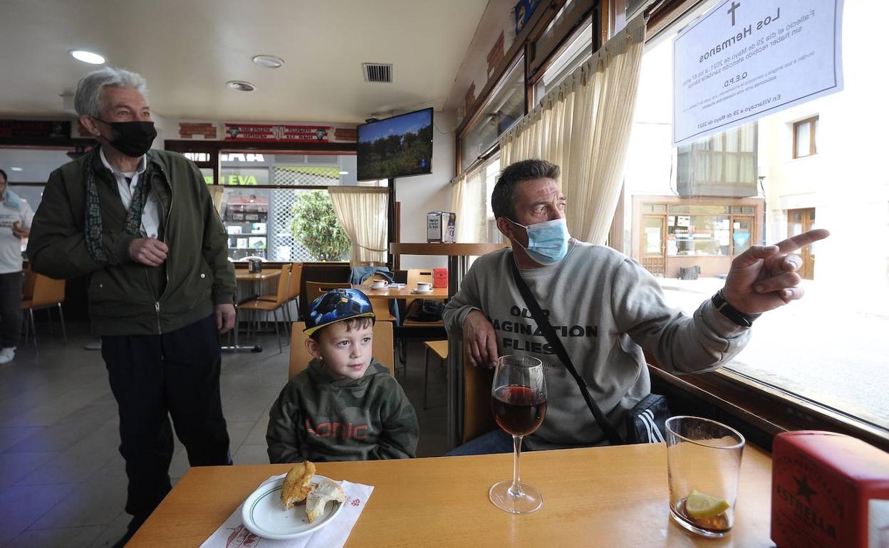 Julián Sedano, dueño del restaurante Los Hermanos, junto a los santurtziarras iker y Jon Martínez. 