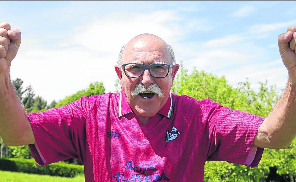 Ondarru posa con una camiseta que lució el Alavés en su andadura Europea. 