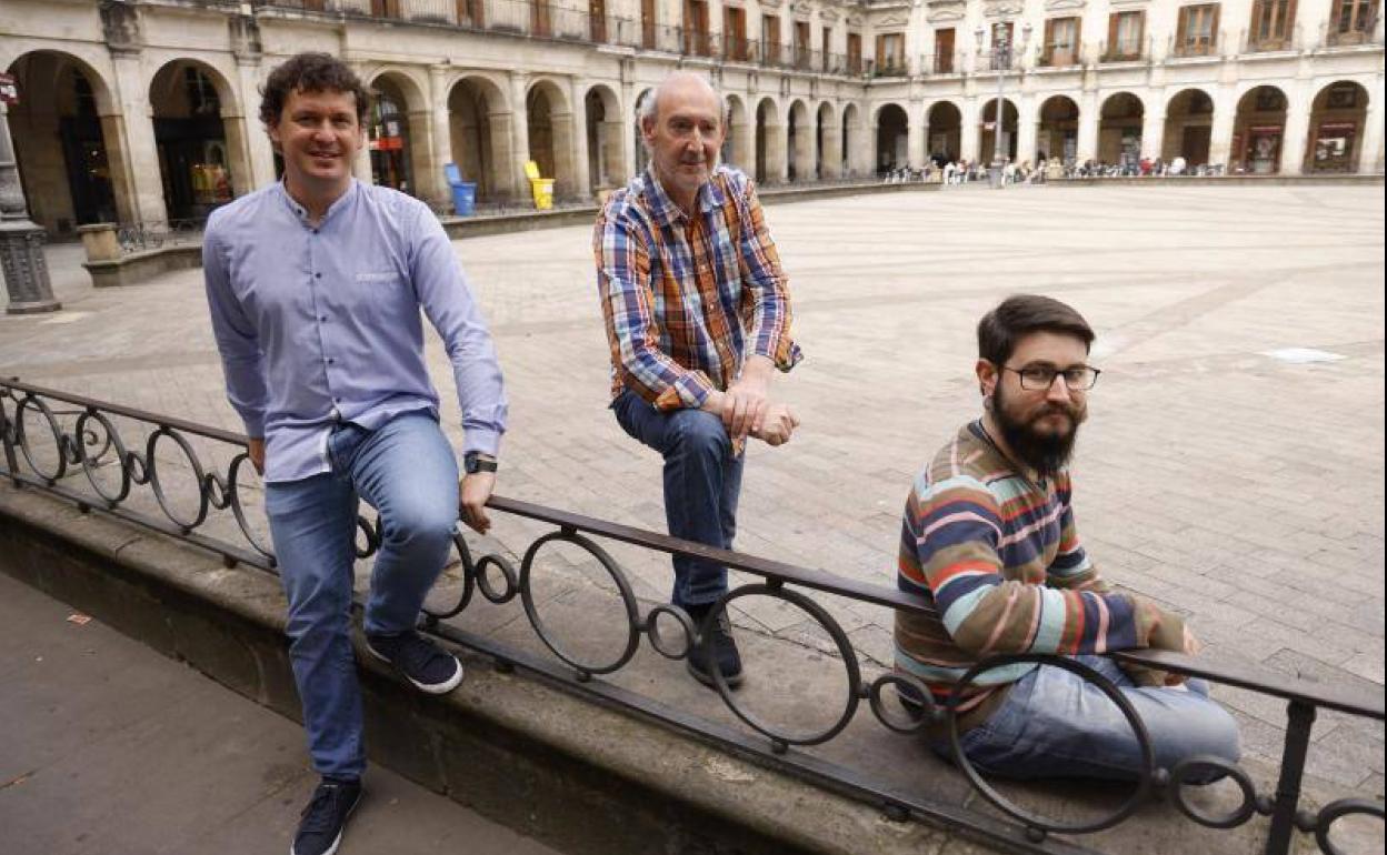 El director de la banda, Luis Orduña, junto a Joselu Ruiz de Gordoa y el clarinetista Raúl Verdú. 