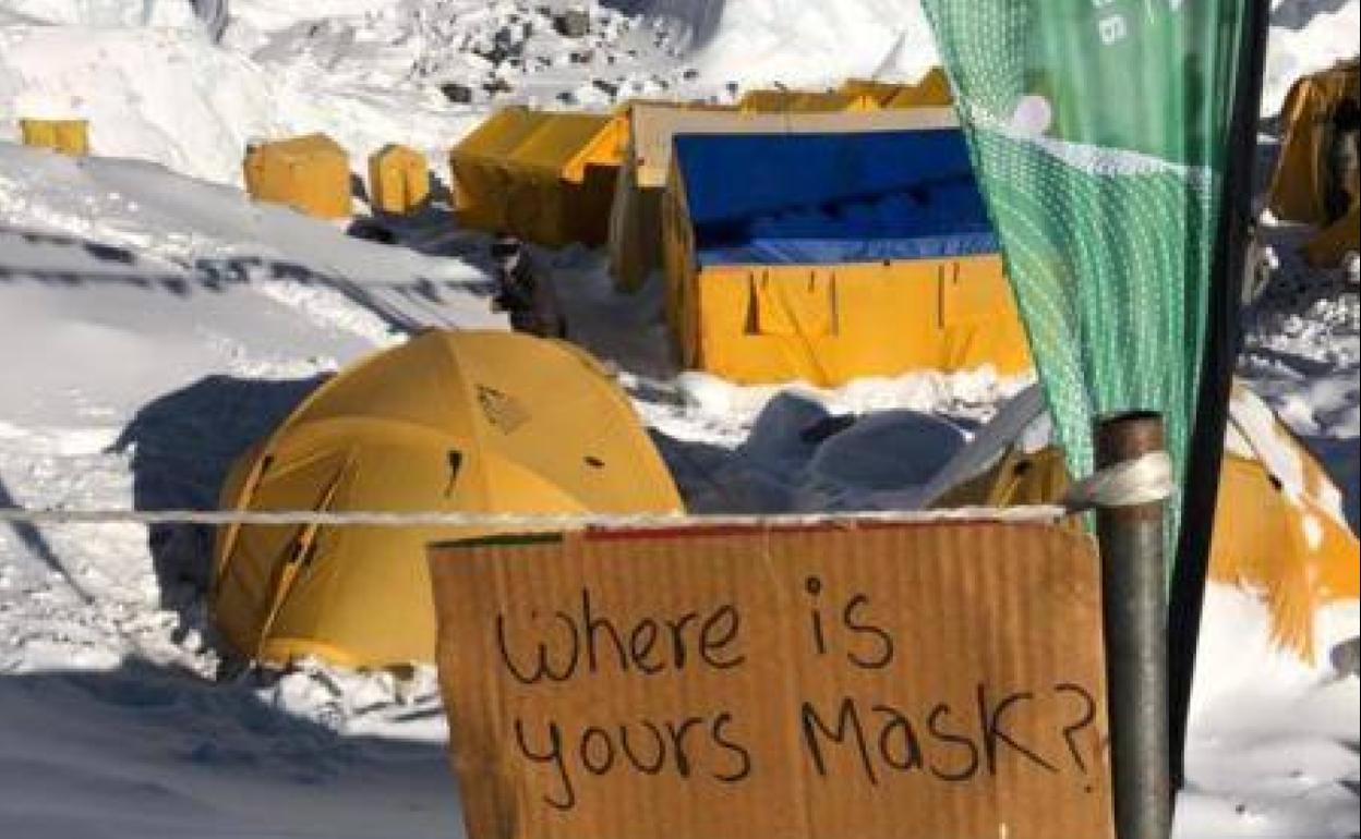 Everesteko kanpaleku nagusian maskara eramatea eskatzen duen kartela.