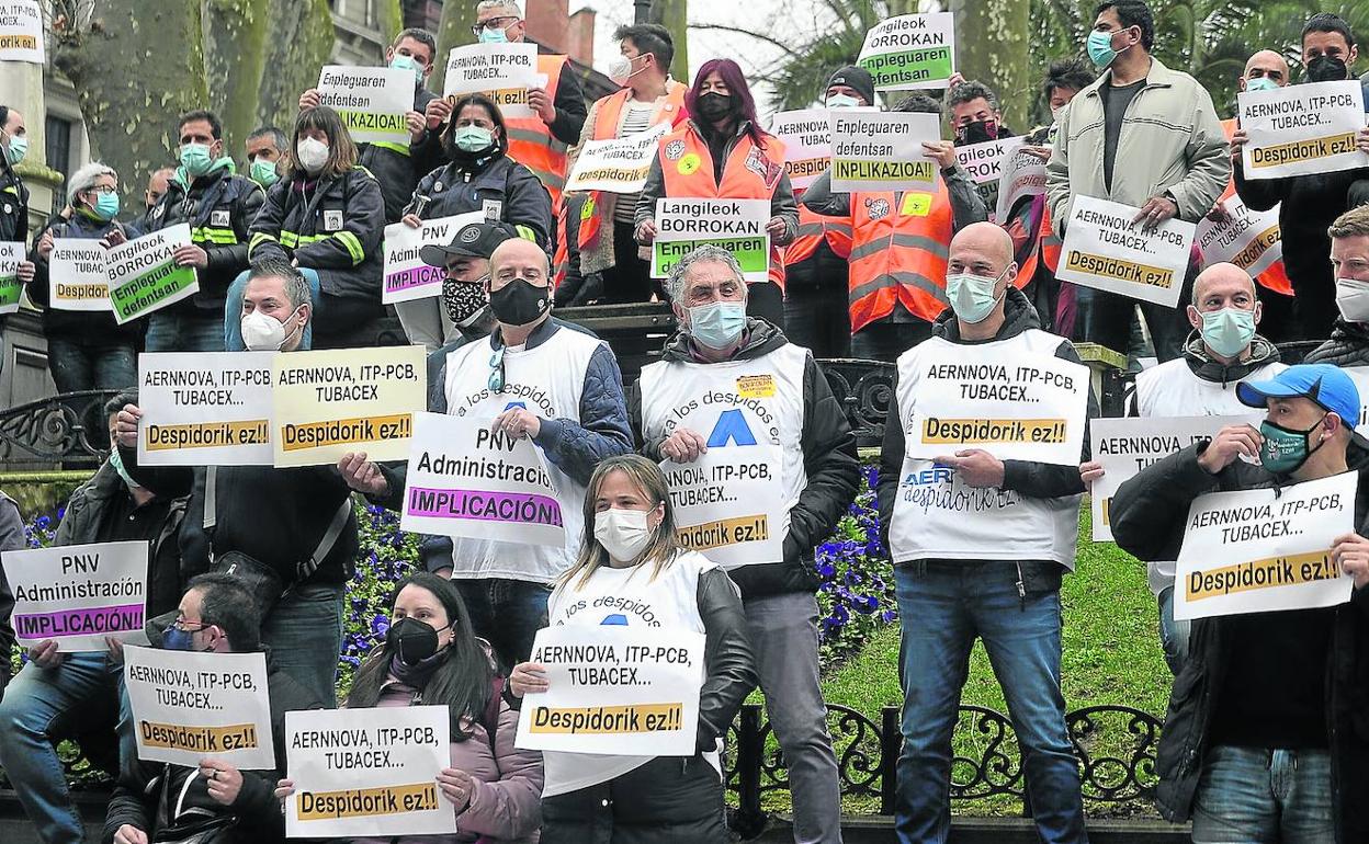 Concentración de trabajadores de Aernnova, PCB y Tubacex ante el Palacio de Justicia de Bilbao. 