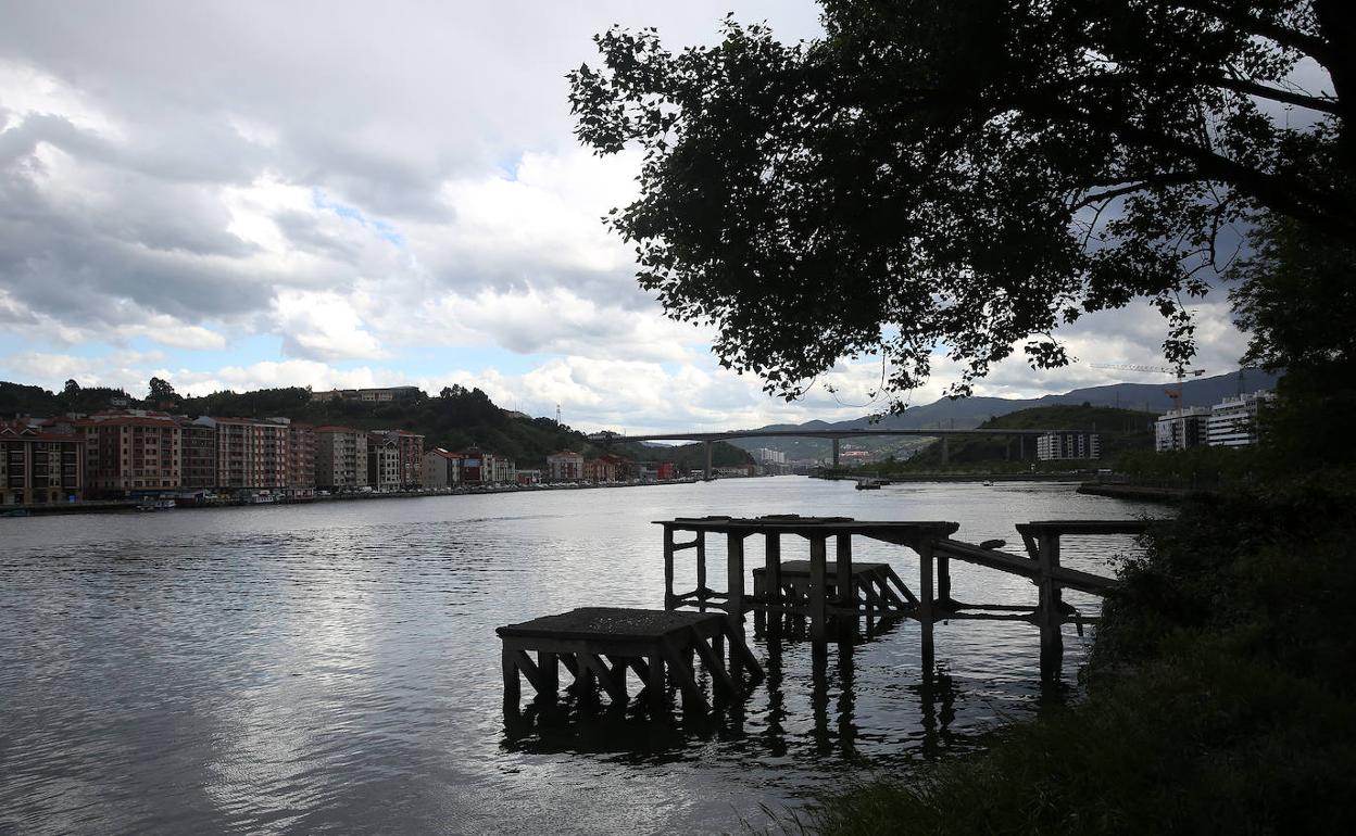 La futura pasarela permitirá a peatones y ciclistas cruzar la ría a la altura de Erandio y Barakaldo. 