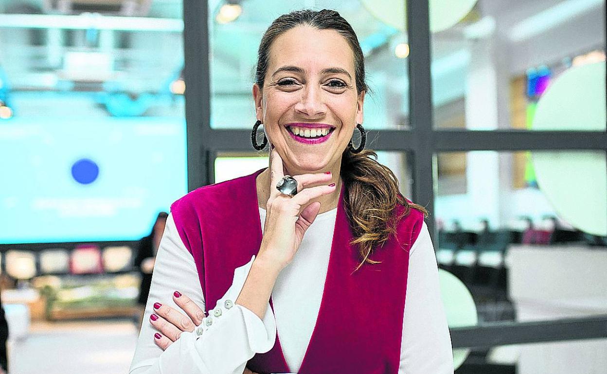 María Zalbidea es madre de cuatro hijos y ha publicado este mismo año el libro 'Cosiendo la brecha digital'.