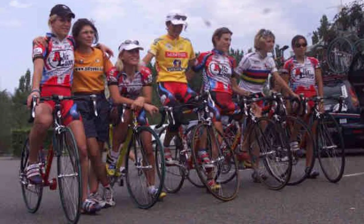 Joane Somarriba junto a otras ciclistas en el Grande Boucle, en el 2000, prueba que sustituyó al tradicional Tour de Francia Femenino, cuya última edición fue en 1989.  
