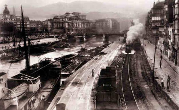 La industrialización tomó los márgenes de la ría.