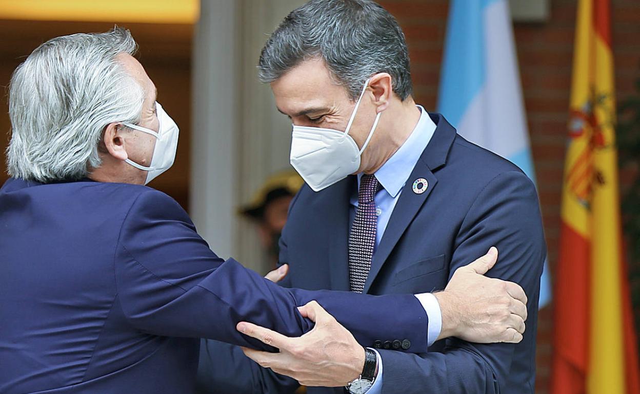 Sánchez saluda al presidente argentino, Alberto Fernández, ayer en La Moncloa. 