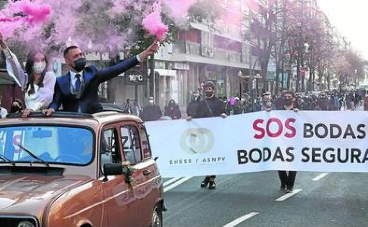 Parejas de novios a bordo de tres coches abrieron la protesta, que se desarrolló desde el Sagrado Corazón hasta el Ayuntamiento.