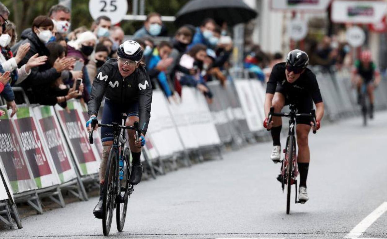 Van Vleuten a la izquierda entrando en meta, seguida por su compatriota Demi Vollering. 