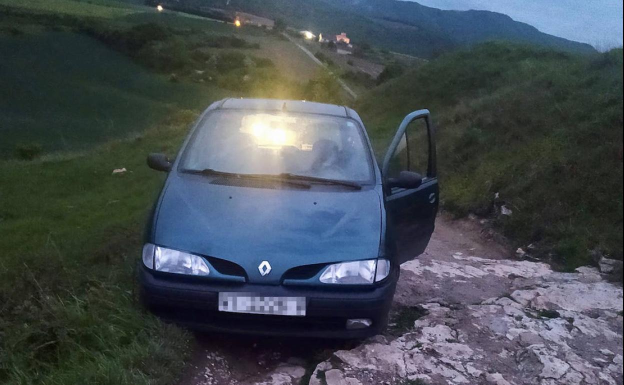 El coche siniestrado camino de la cruz de Olárizu. 