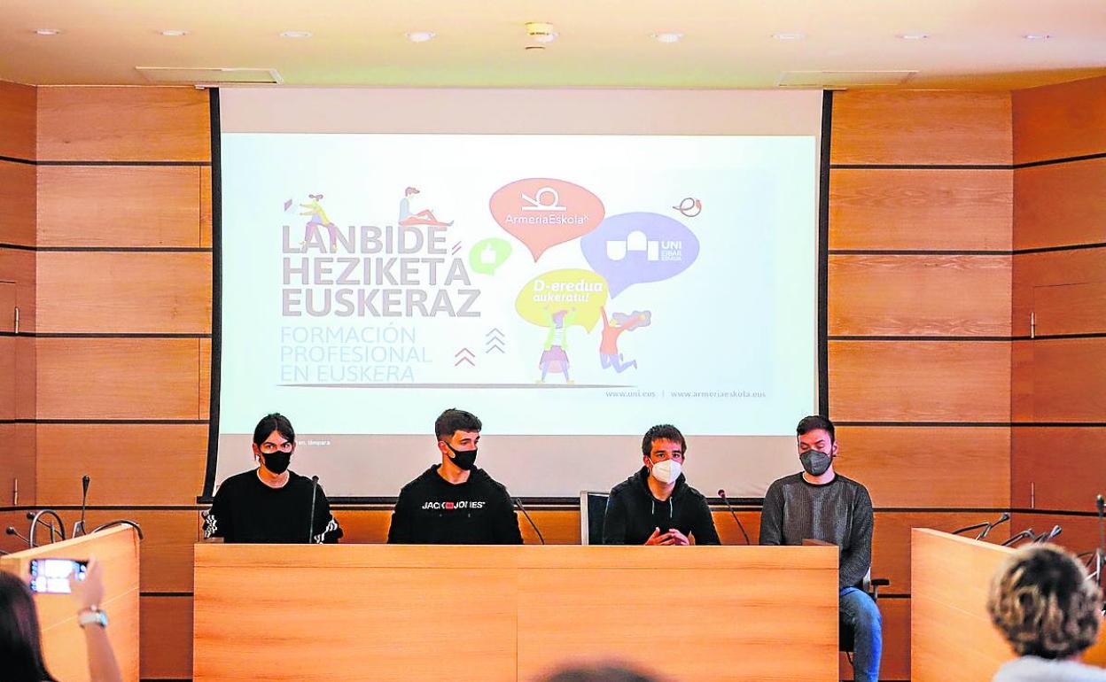 Alumnos de Armeria Eskola y del IES Uni Eibar-Ermua muestran las posibilidades del modelo D. 