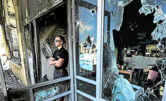 Destrozos. Un restaurante atacado en la ciudad mixta de Acre. 