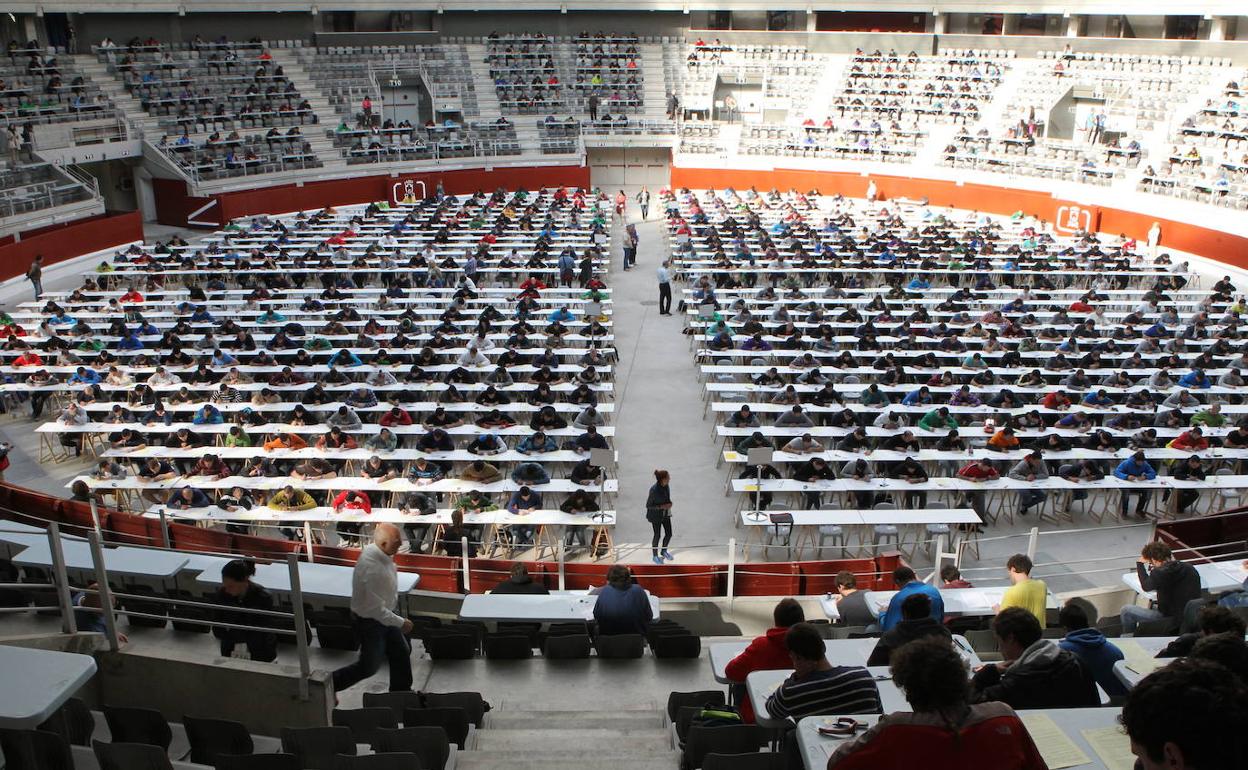El Iradier Arena, durante una oposición para puestos de bombero.