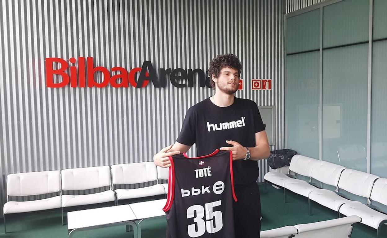 Leonardo Totè lucirá el dorsal 35 en los cuatro partidos que le quedan al Bilbao Basket. 