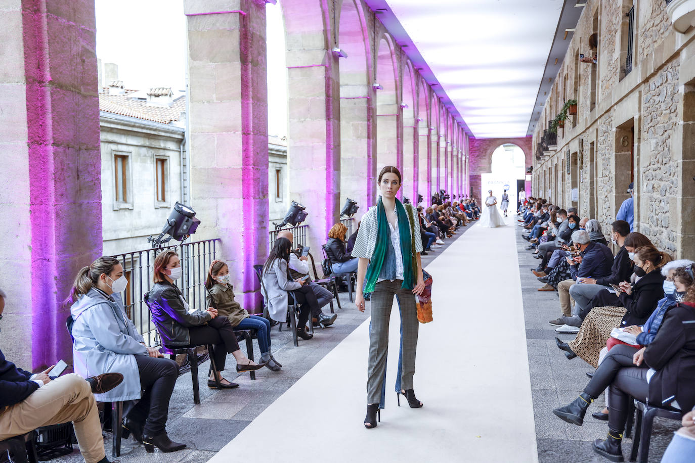 Fotos: Los Arquillos acogen la Pasarela Gasteiz On con la presencia de nuevos diseñadores