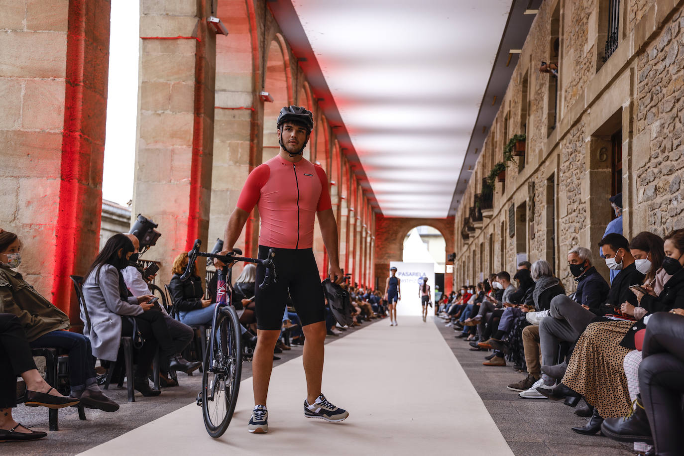 Fotos: Los Arquillos acogen la Pasarela Gasteiz On con la presencia de nuevos diseñadores