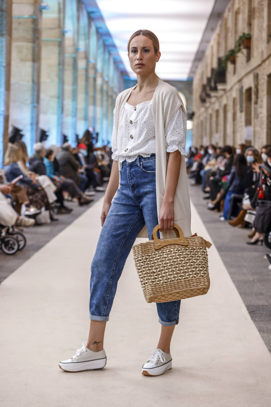 Fotos: Los Arquillos acogen la Pasarela Gasteiz On con la presencia de nuevos diseñadores