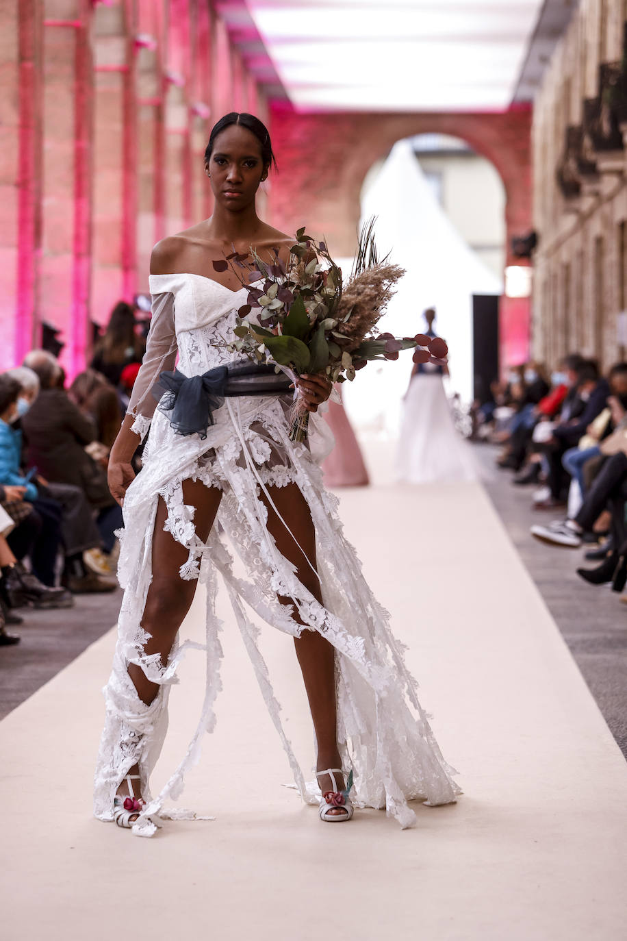 Fotos: Los Arquillos acogen la Pasarela Gasteiz On con la presencia de nuevos diseñadores