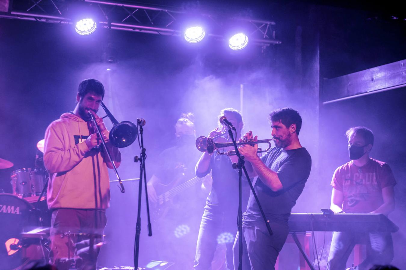 El trombón Asier Iturbe, el trompeta Inhar Val y el teclista Iker Amuriza, en una sesión improvisada entre músicos.