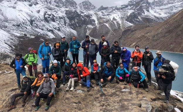 Grupo de trekking guiado por Juanito Oiatzabal y Sebastián Álvaro, que tuvo que suspender la actividad al tener varios positivos por Covid. 