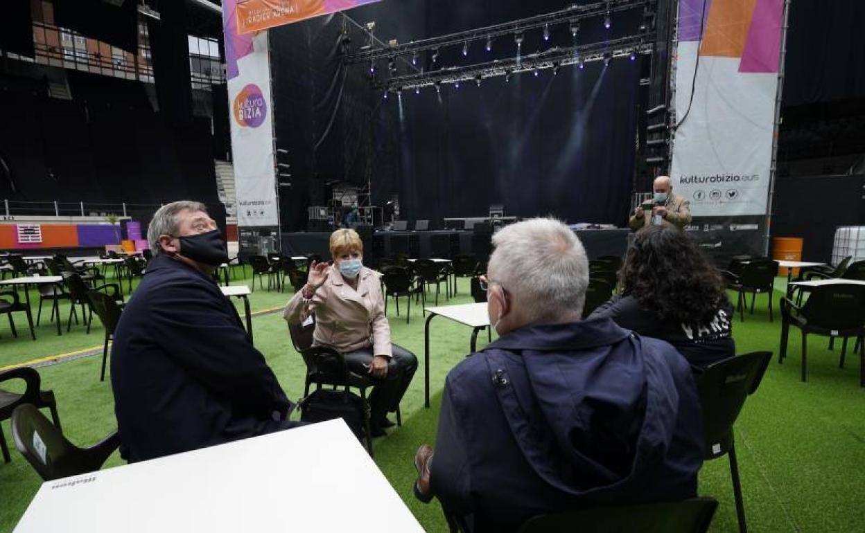 Estíbaliz Canto, concejala de Cultura; Ana del Val, diputada de Cultura; Bingen Zupiria, consejero de Cultura y Daniel Solana, director general de Basquetour en una visita esta mañana al Iradier Arena. 