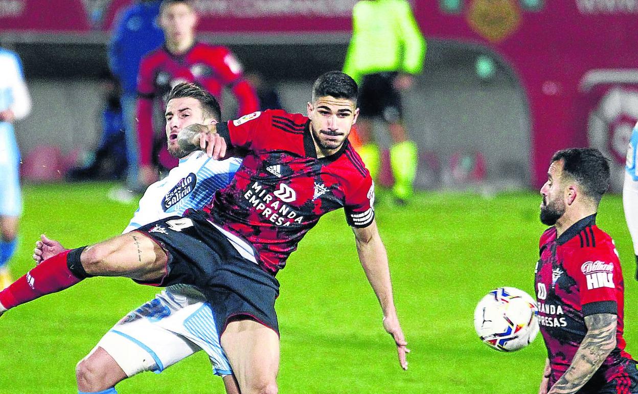 Berrocal despeja en presencia de Javi Jiménez durante el duelo de la primera vuelta entre Mirandés y Lugo, que acabó sin goles. 