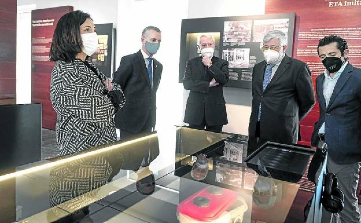 A puerta cerrada. El lehendakari, Iñigo Urkullu, y la consejera Beatriz Artolazabal contemplan una bomba lapa durante una de las visitas a la exposición.