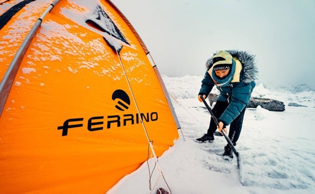 Alex Txikon retira la nieve de su tienda en el CB. 