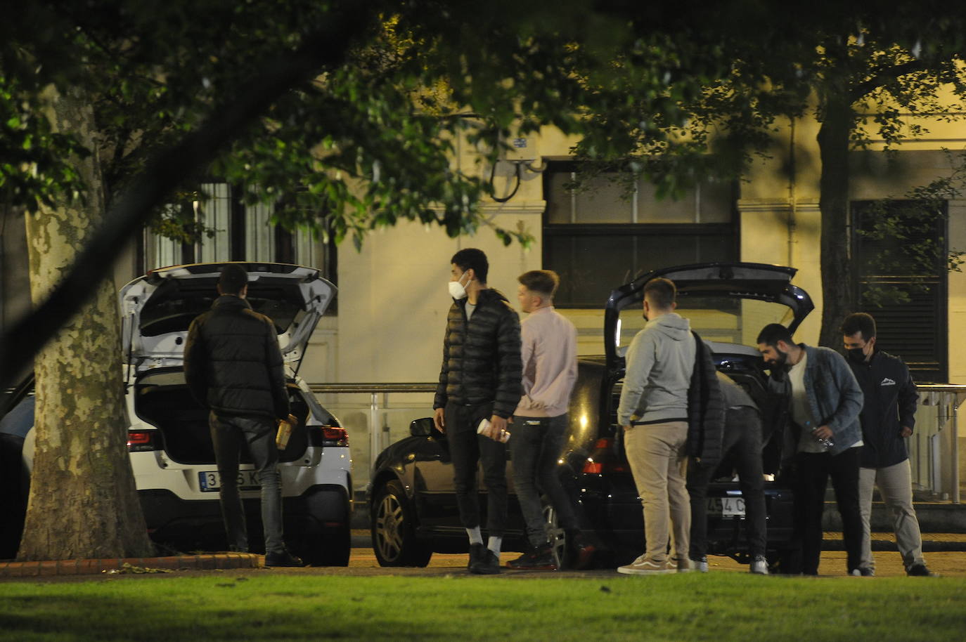 Fotos: Ambientazo en el Casco Viejo y Ledesma y botellones en Doña Casilda