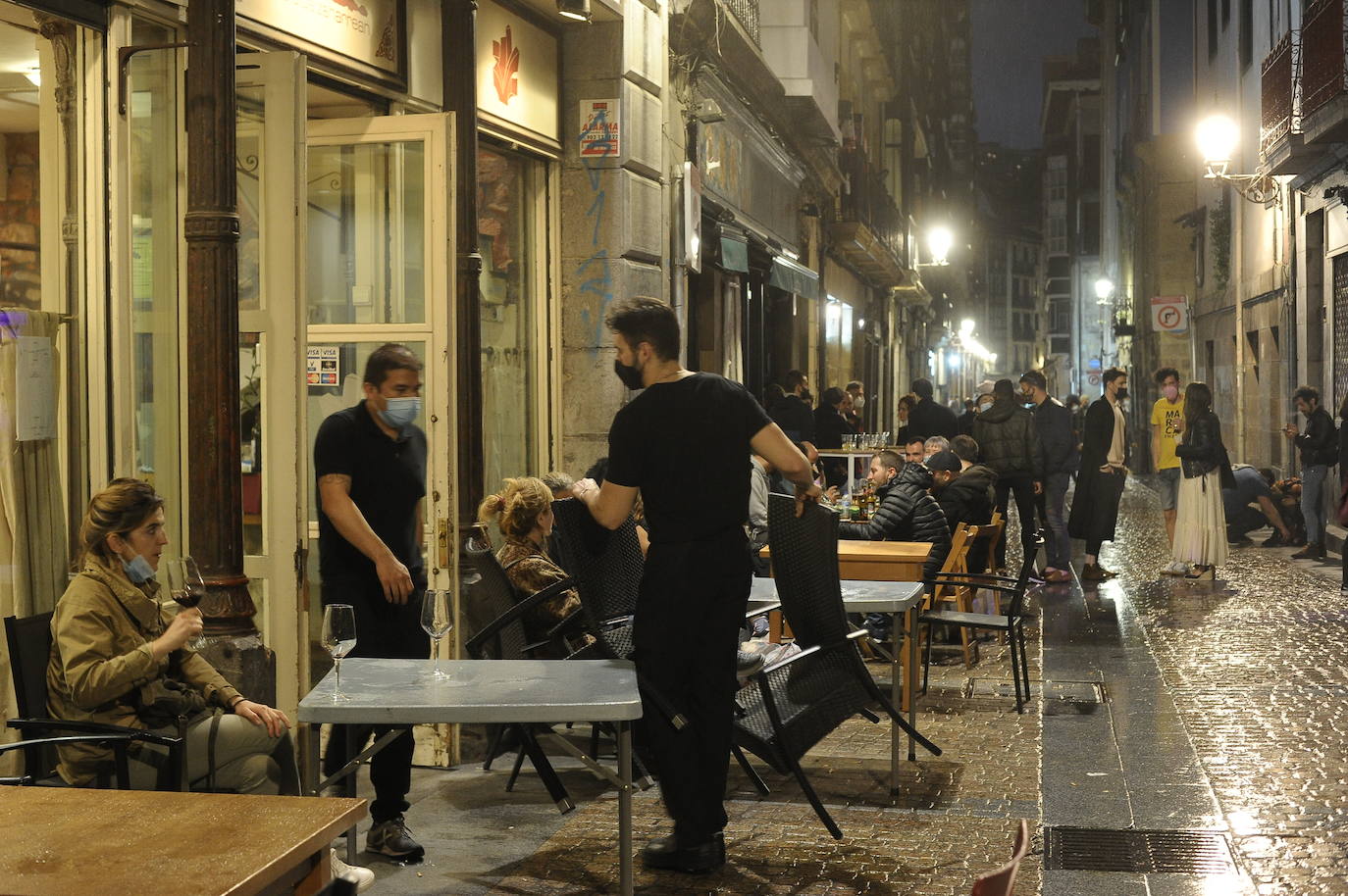 Fotos: Ambientazo en el Casco Viejo y Ledesma y botellones en Doña Casilda