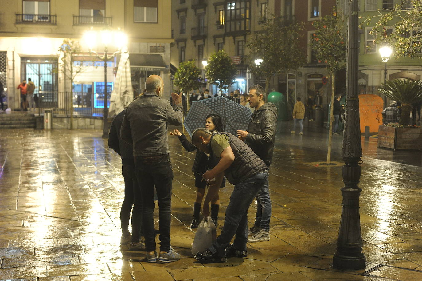 Fotos: Ambientazo en el Casco Viejo y Ledesma y botellones en Doña Casilda