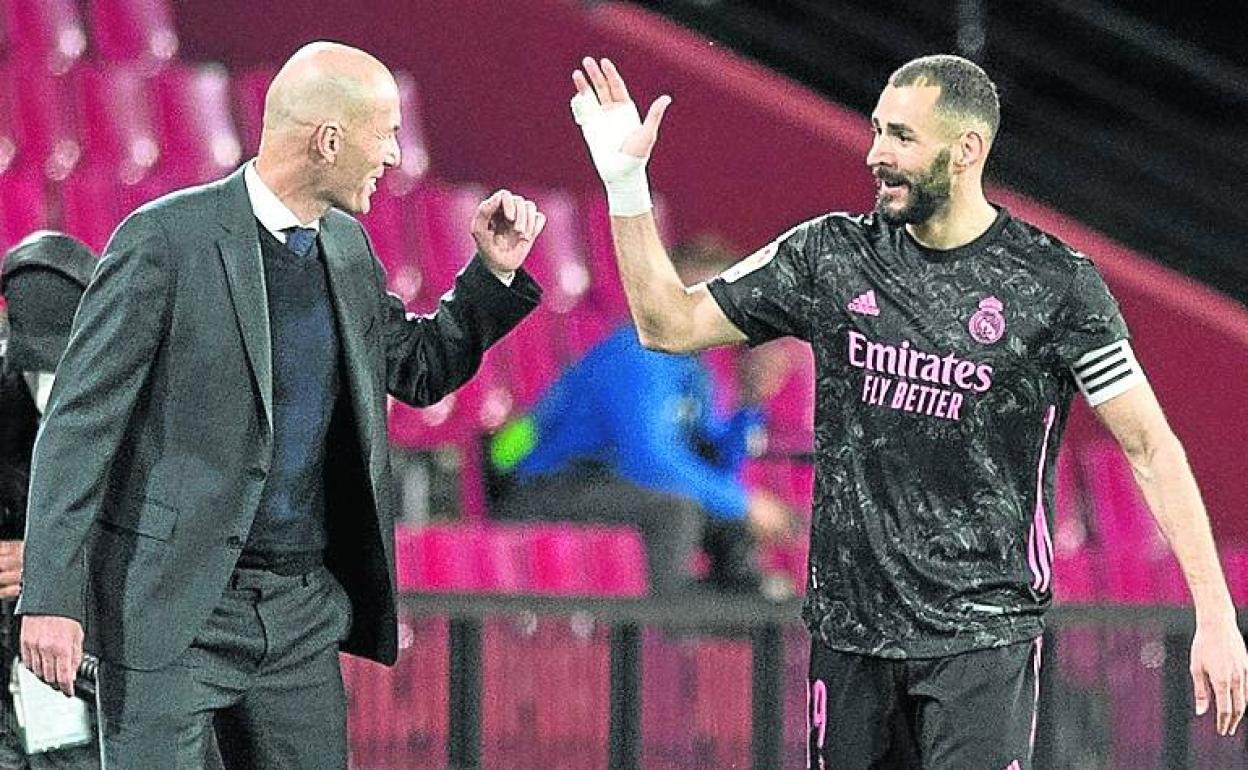 Zidane saluda a Benzema durante un partido. 