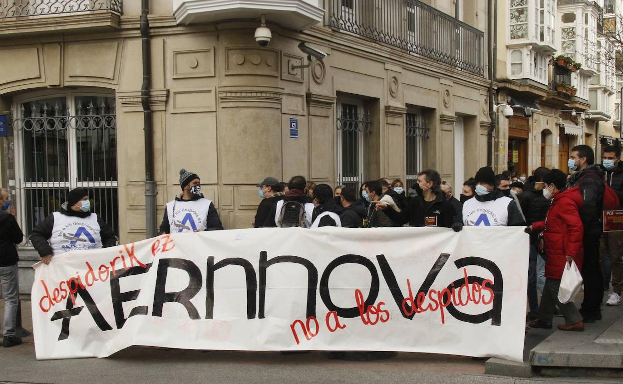 Protesta de trabajadores de Aernnova contra el ERE de extinción, en las inmediaciones del Parlamento vasco.