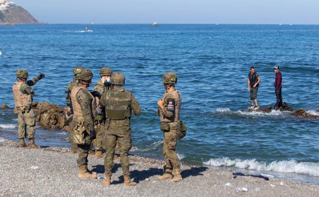 Despliegue del Ejército y sanitarios en la playa del Tarajal, en Ceuta.