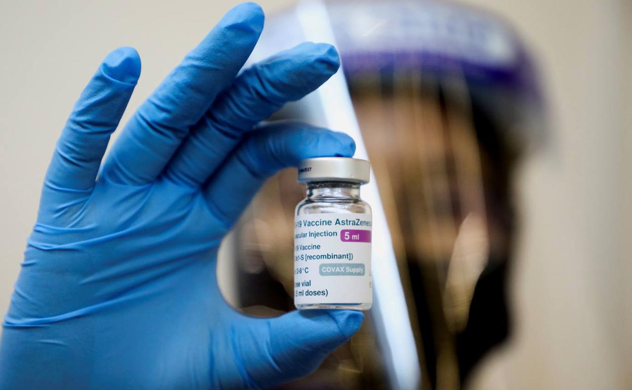 Sale de la UCI la vacunada con AstraZeneca afectada por un trombo en Vitoria