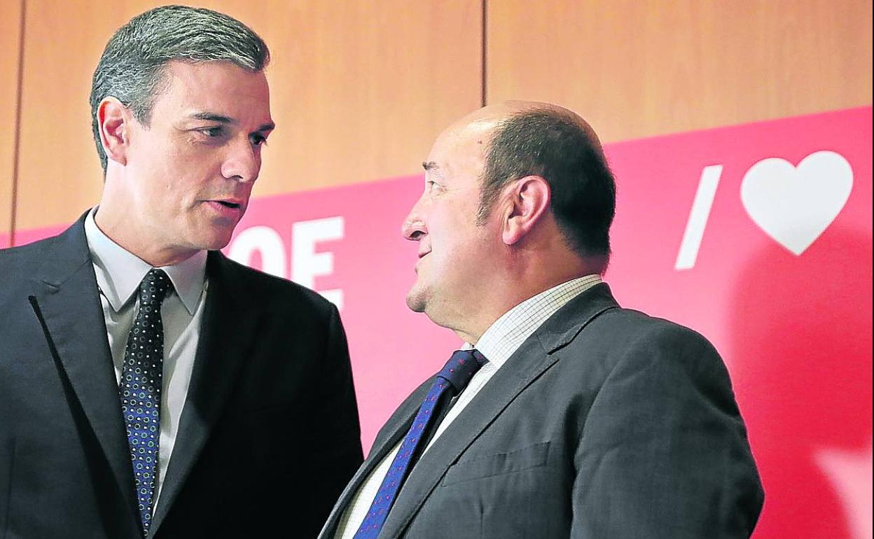 El presidente del Gobierno, Pedro Sánchez, con Andoni Ortuzar en 2019. 